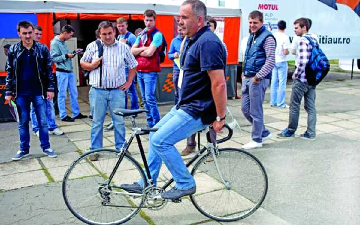 Titi Aur pe bicicletă