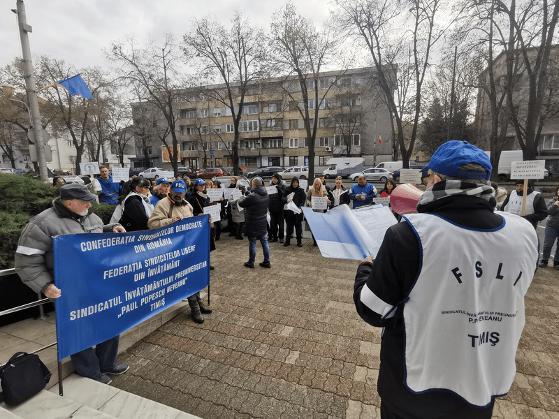 Protest la Timișoara. Personalul din şcoli şi-a strigat nemulţumirea: „Cum să trăiești cu 2.000 de lei?“ FOTO   