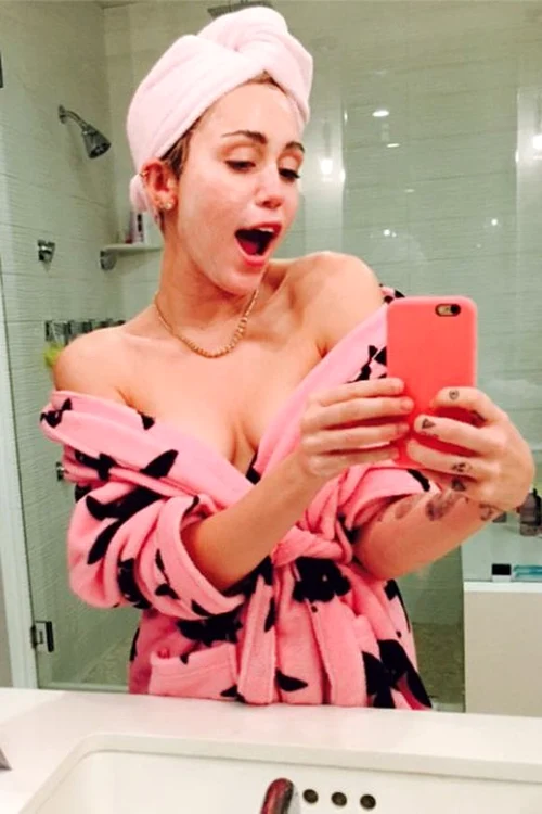 Miley Cyrus adoră să se pozeze cu sânii la vedere şi nu mai şochează pe nimeni, nici măcar atunci când publică poze cu ea fără machiaj.