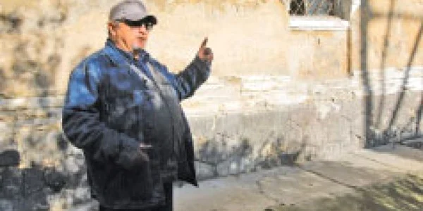 Octombrie 2009: căpitanul Ionel Boeru lângă locul execuţiei