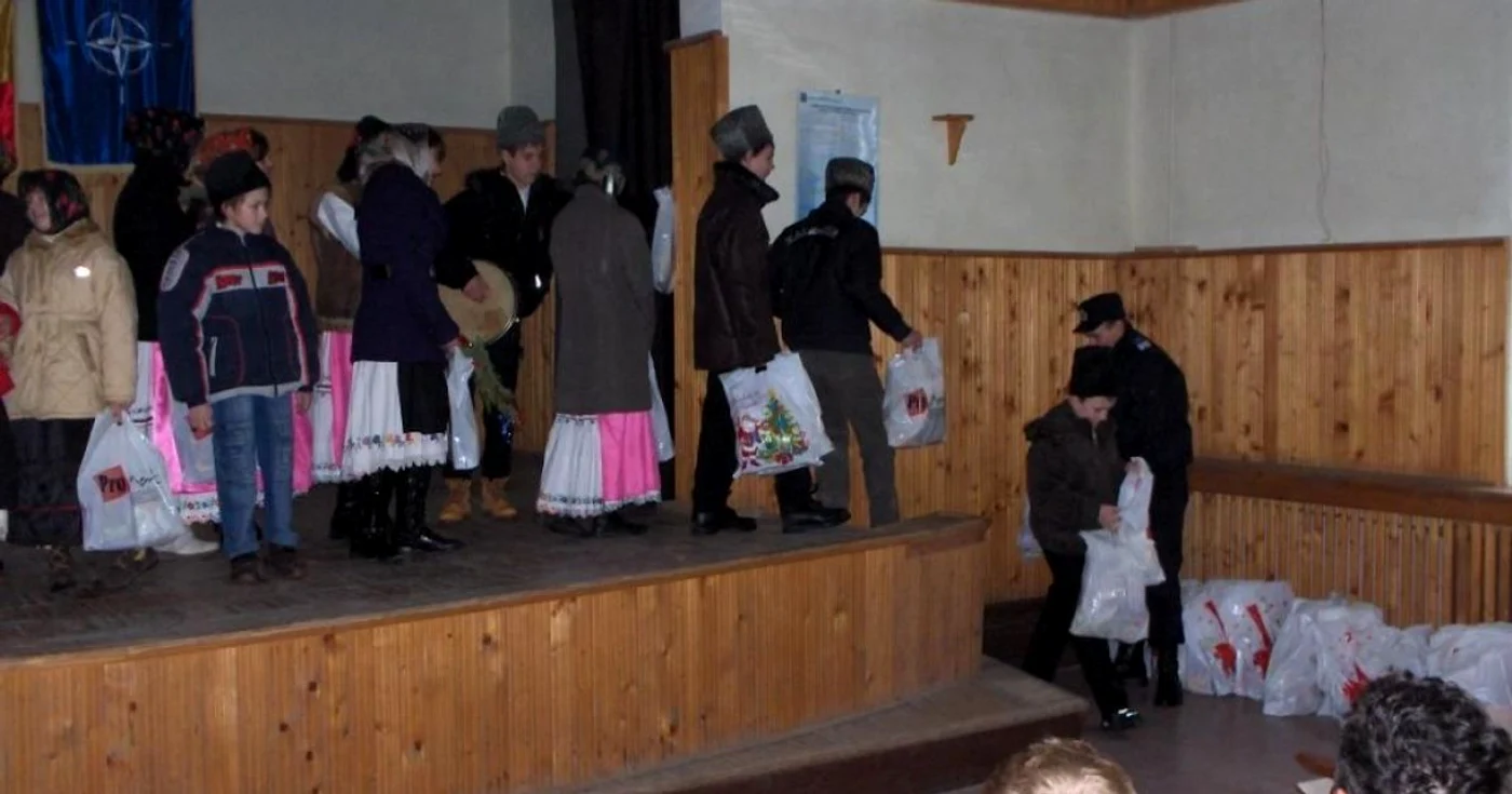 Cei 30 de copii au transmis urările de „An nou“ jandarmilor din Tăşnad