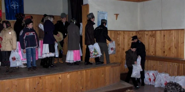Cei 30 de copii au transmis urările de „An nou“ jandarmilor din Tăşnad