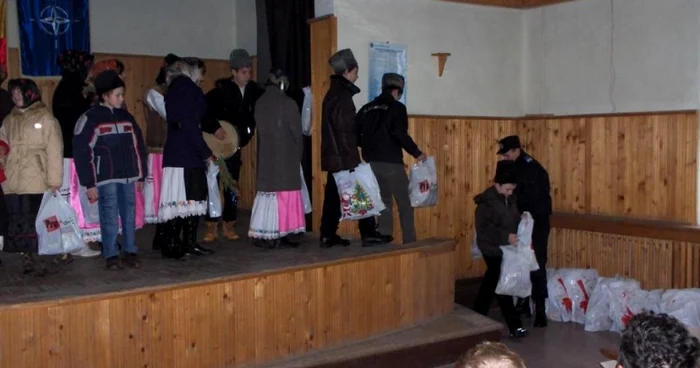 Cei 30 de copii au transmis urările de „An nou“ jandarmilor din Tăşnad