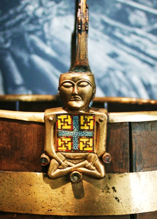 Svasticii pe un ornament descoperit la Oseberg în Norvegia FOTO wikipedia