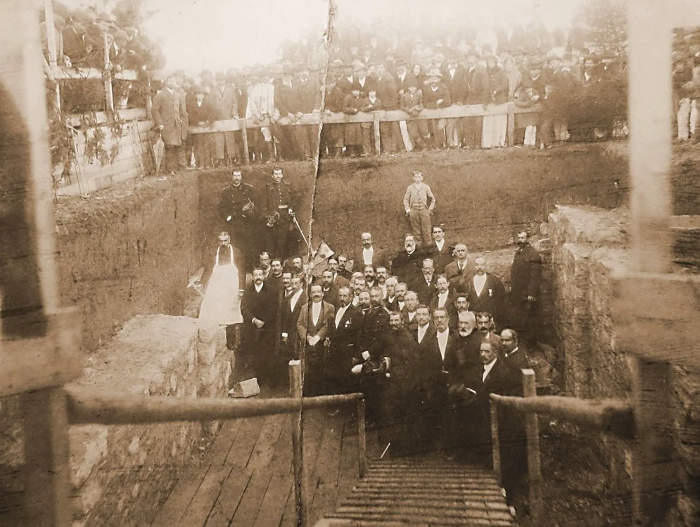 Constructorul
italian Giovanni Batista Dreina aşază piatra fundamentală a noului local al
şcolii, în prezenţa autorităţilor centrale şi locale (26 octombrie 1892) - Albumul monografic Colegiul Naţional Pedagogic „Carol I“