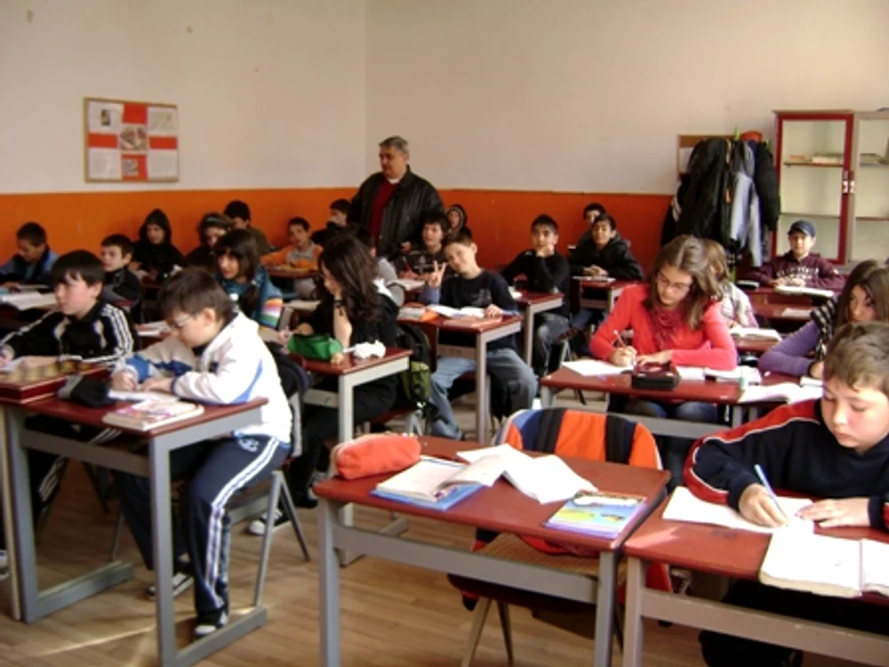 
    Elevii de gimnaziu sunt din nou cobai pentru experimentele Ministerului Educației  