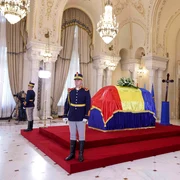 Sicriul cu trupul neînsuflețit al fostului președinte Ion Iliescu a fost depus la Palatul Cotroceni. FOTO Inquam Photos / Octav Ganea