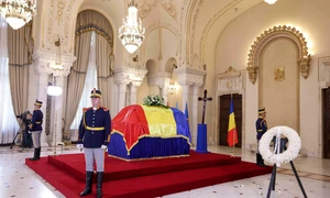 Sicriul cu trupul neînsuflețit al fostului președinte Ion Iliescu a fost depus la Palatul Cotroceni. FOTO Inquam Photos / Octav Ganea