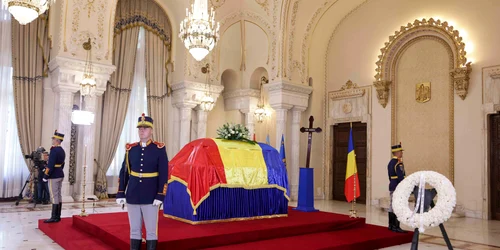 Sicriul cu trupul neînsuflețit al fostului președinte Ion Iliescu a fost depus la Palatul Cotroceni. FOTO Inquam Photos / Octav Ganea