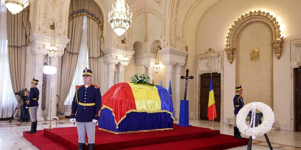 Sicriul cu trupul neînsuflețit al fostului președinte Ion Iliescu a fost depus la Palatul Cotroceni. FOTO Inquam Photos / Octav Ganea