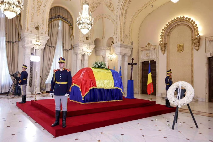 Sicriul, depus în Sala Unirii FOTO Inquam Photos / Octav Ganea