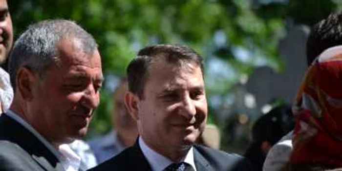Primarul din Măgura, Constantin Trăistaru (foto stânga), are un fiu jurist în primărie FOTO Mircea Merticariu