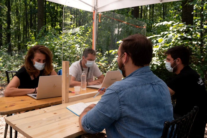 Ședințele echipei de producție au loc în aer liber