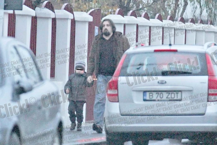 După ce au ieşit de la grădiniţă, au plecat spre casa din Otopeni (Fotografii: Blitz)