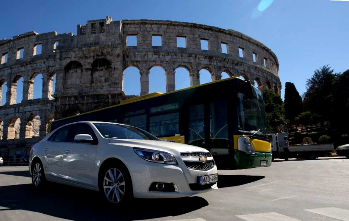 Chevrolet Malibu poate fi comandat cu un motor pe benzină sau diesel, ambele cu patru cilindri