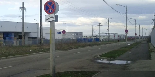 Oprirea este interzisă pe strada Paul Morand Foto