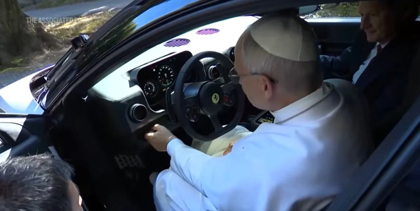 Papa Leon în noul Ferrari electric / foto: captura video