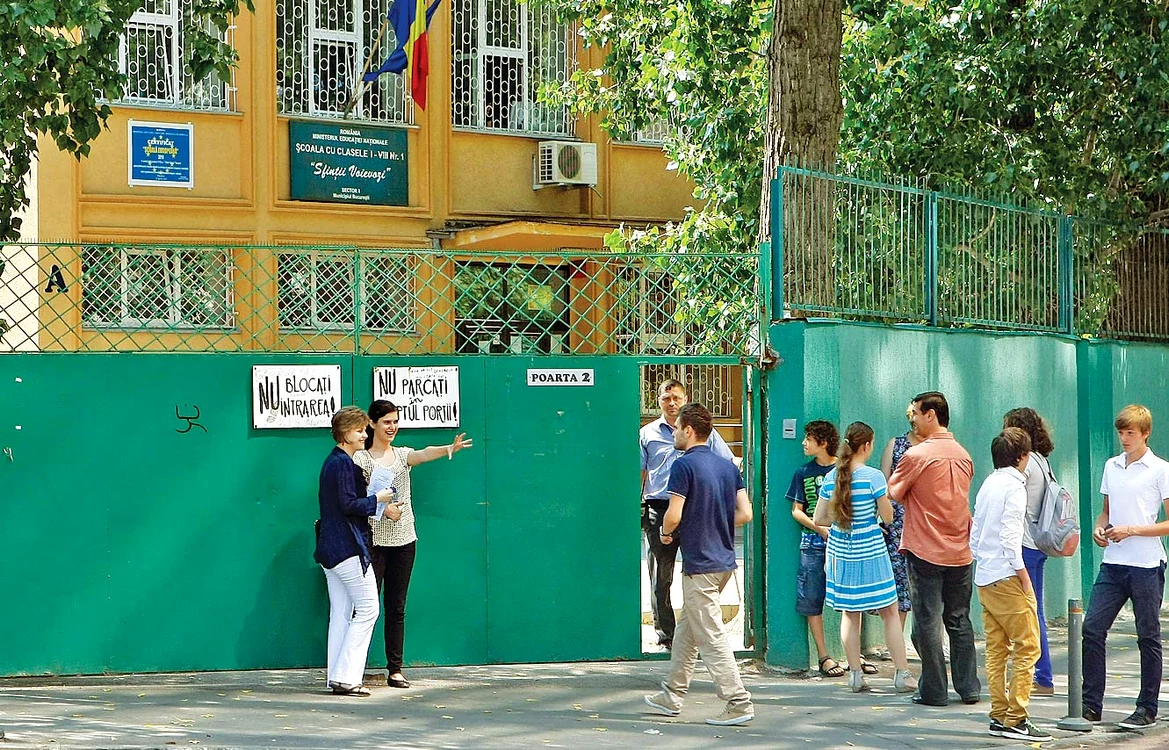 
    Evaluarea naţională a început  luni cu proba la Română, iar mâine  se încheie cu cea la Matematică.  La  Centrul “Matei Voievod” elevii  au ieşit bucuroşi după prima probă  