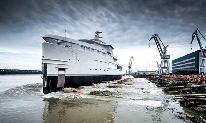 Nava e dotată cu heliport şi cu submarin