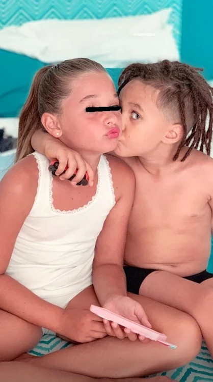 Maya se înțelege foarte bine cu frățiorii ei vitregi
