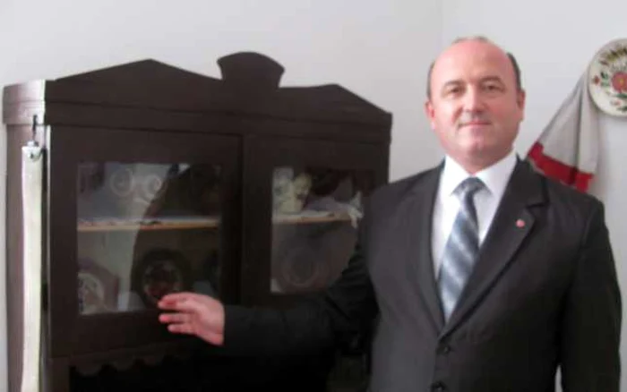 Senatorul Vegh Alexandru a donat trei piese de mobilier FOTO Adevărul