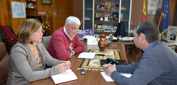 Prefectul s-a întâlnit cu directorul societăţii   Sursa FOTO: Instituţia Prefectului Maramureş