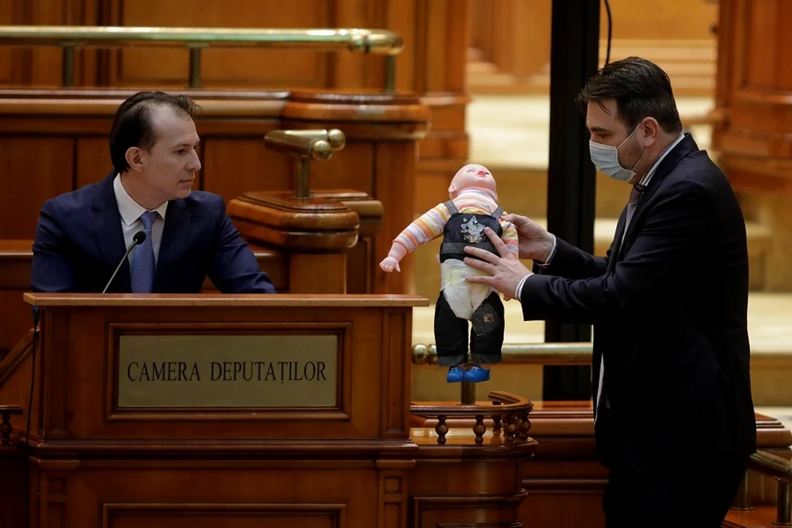 
    Pentru a forța creșterea alocațiilor, parlamentarii PSD au pus păpuși la tribuna la care vorbea premierul Câțu  