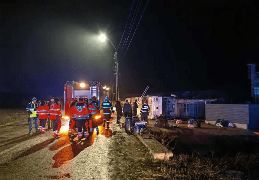 Autocar cu membri ai unui ansamblu folcloric, răsturnat lângă Paşcani: 25 de persoane au ajuns la spital