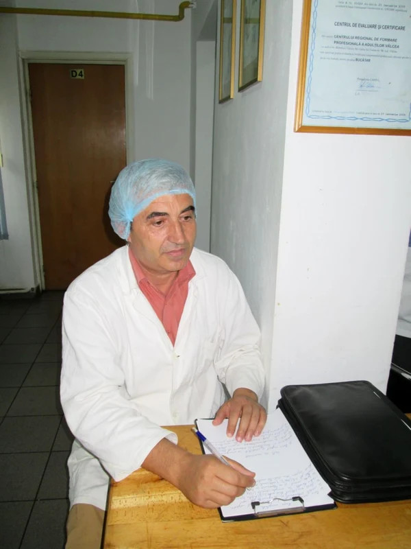 Zeci de ?omeri din Vâlcea înva?ă tainele gastronomiei pentru a pleca la muncă în străinătate.