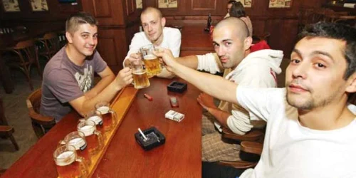 Bărbaţii care se relaxează cu prietenii sunt mai afectuoşi cu soţiile  