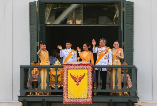 1 regele thailandei in izolare cu 20 de femei 1 jpg jpeg