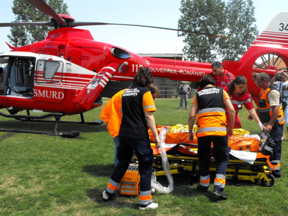 Un elicopter SMURD a preluat copilul de la medicii severineni FOTO Corina Macavei