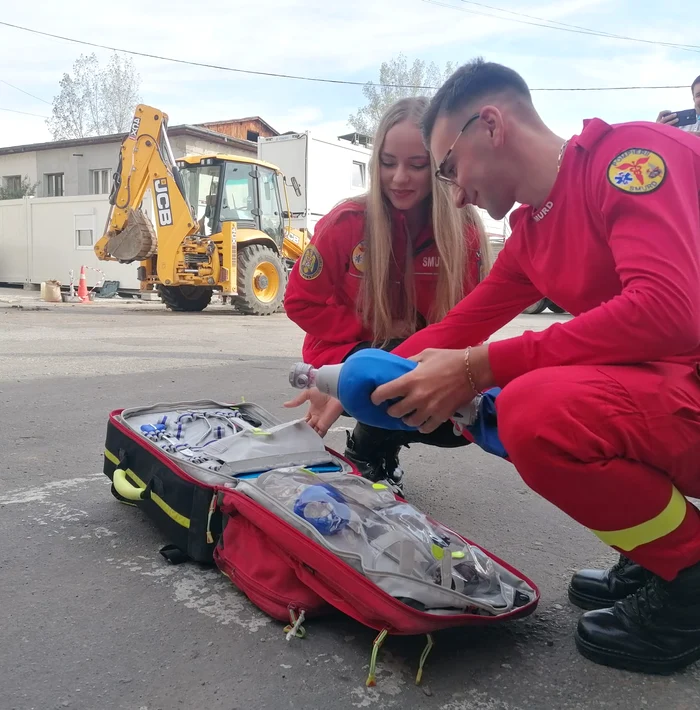 Maria - studentă la Medicină și Valentin - elev, doi dintre voluntarii ISU FOTO: A.M.