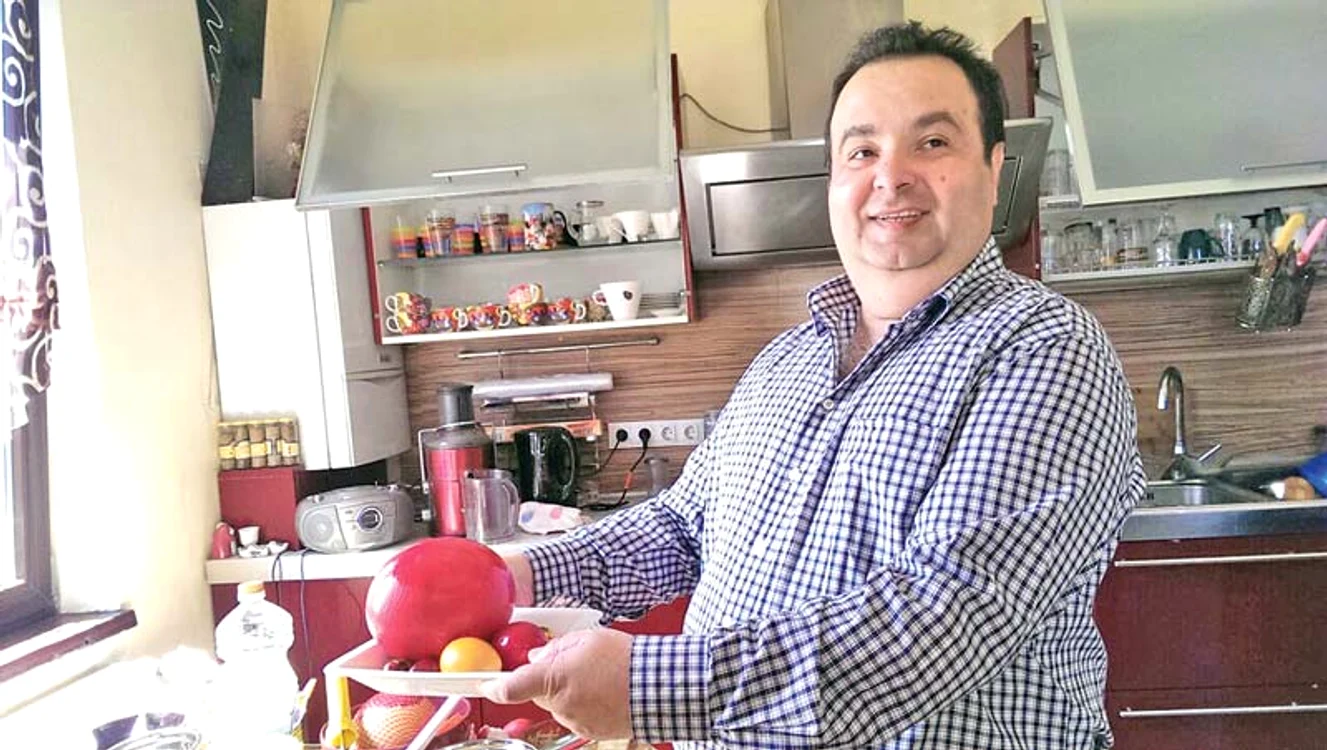 Regele romilor  a vopsit ouă de  prepeliţă, raţă,  găină, curcă şi struţ