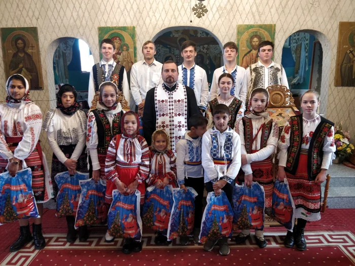 Preotul Cătălin Radu alături de copiii din Suceveni FOTO arhiva personală