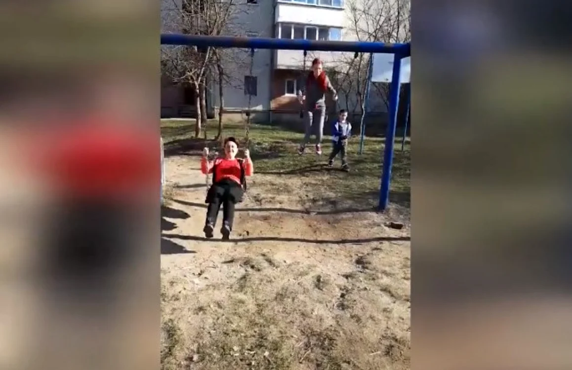 Două femei au fost filmate folosind leagănele pentru copii dintr-un loc de joacă FOTO Facebook