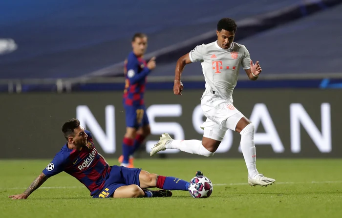 
    Messi încearcă să-l deposedeze pe GnabryFoto: Guliver / GettyImages  