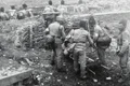 Soldați români în tranșee. Experiența războiului va marca puternic memorialistica de după Primul Război Mondial