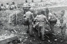 Soldați români în tranșee. Experiența războiului va marca puternic memorialistica de după Primul Război Mondial