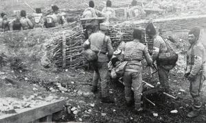 Soldați români în tranșee. Experiența războiului va marca puternic memorialistica de după Primul Război Mondial