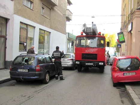 Pompierii se chinuie să înainteze printre maşinile parcate ilegal Foto