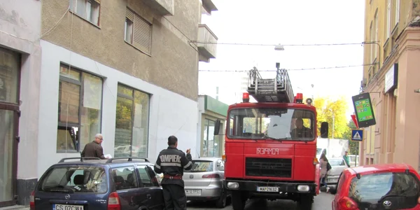 Pompierii se chinuie să înainteze printre maşinile parcate ilegal Foto