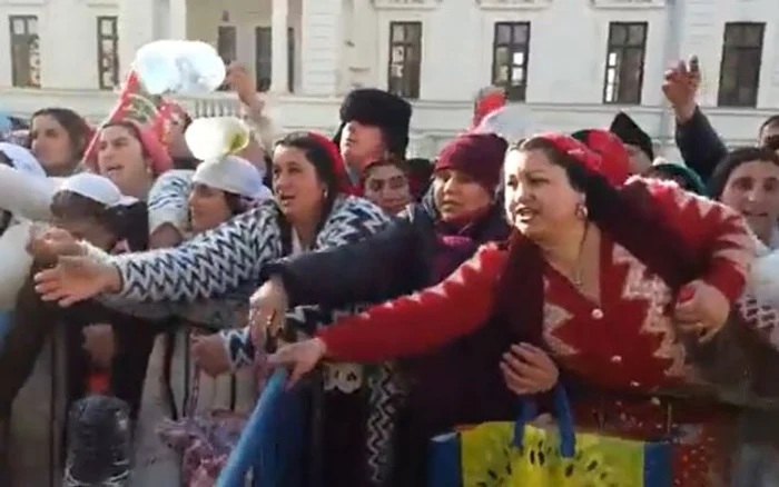 Cum s-au îmbulzit oamenii la apa sfinţită Capturi video