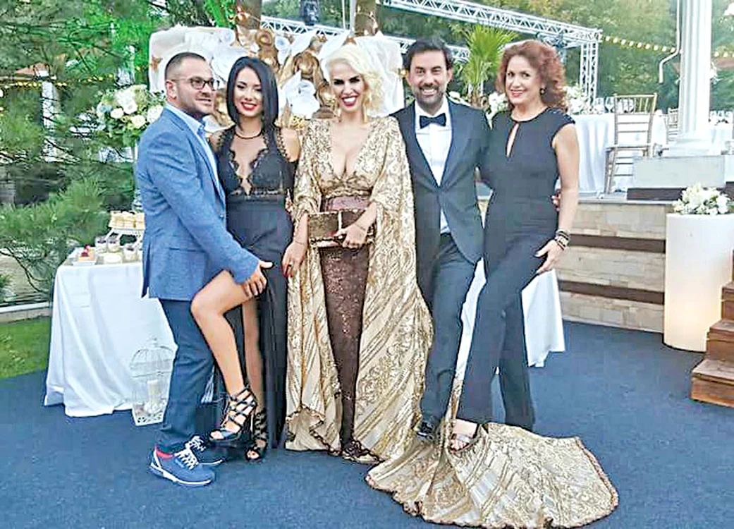 Mirii Raluca şi Florin, alături de naşii Florin şi  Macry Constantinescu 