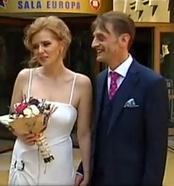 Roberta Anastase şi Victor Farca s-au căsătorit civil la Ploieşti. (captură Kanal D)