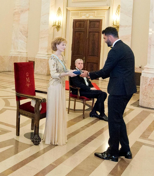 Horia Tecau decorat de Majestatea sa Margareta cu Crucea Casei Regale   Daniel Angelescu, Curtea Majestatii Sale (1) jpg