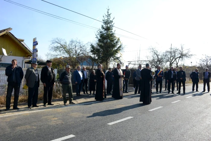 Zeci de oficiali au fost prezenţi la inaugurarea a 4,2 km de drum comunal FOTO: CJ Argeş