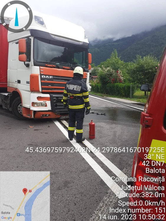 Impact violent între un autoturism și un TIR pe Valea Oltului la Racovița Vâlcea Foto ISU Vâlcea