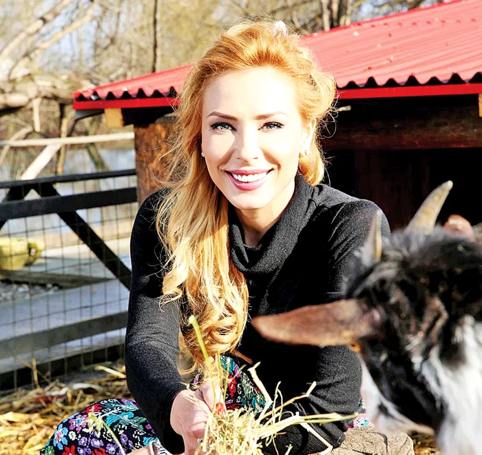 Iulia ajunge la fermă, lângă animale