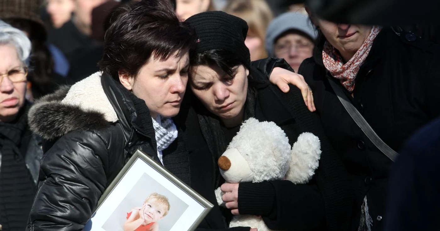Mama fetiţei înecate a ţinut în braţe, în timpul înmormântării, un ursuleţ de pluş